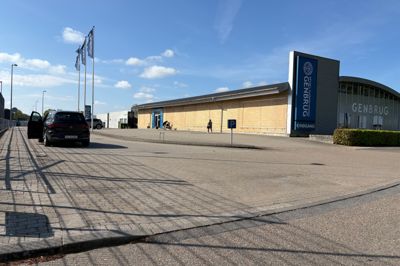 Parkeringspladsen her hos Ikast Genbrugscenter oplever ofte, at parkeringspladsen benyttes af bilister, fordi vejstykket ved siden af er ensrettet. Det har skabt lidt undren og frustration, så nu forsøger politikerne at se på en løsning.