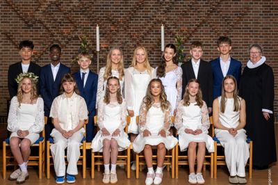 Lørdag 2. maj i Hedeagerkirken i Herning blev følgende elever fra 7. x på Brændgårdskolen konfirmeret ved Annette Birk-Sørensen: bagerst Frederik Choe Gildbjerg, Senzo William Pilley, Valdemar Gade Jensen, Manila Kjeldahl Thorsted, Ida Rytter Venø, Mathilde Videsen Lange, Emil Wagner Nielsen og William Blaaberg Boje - samt sognepræst Annette Birk-Sørensen - forrest Lotus Nia Poulsen Valeur, Ronja Løkke Slot, Annika Hovmark Jensen, Nikole Kirichenko, Alberte Elinor Poulsen og Rosa Flöe Truelsen.