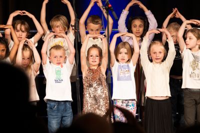 Børnene fra Dalgasskolen havde virkelig øvet og leverede en rigtig flot forårskoncert med fagter, instrumenter og glade sange.