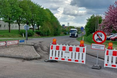Det første forsøg på at få den tunge trafik væk fra Kibæk by faldt til jorden. Fra torsdag er nye og større skilte sat op og den tunge trafik skal nu helt ud på motorvejen mellem Herning og Brande.