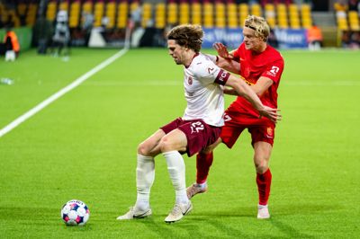 FCM-anfører Mads Bech Sørensen (t.v.) skærmer bolden foran FC Nordsjællands Malte Heyde i den seneste dyst på Right to Dream Park. Søndag fløjtes der op igen på Farums berygtede kunstgræsbane.