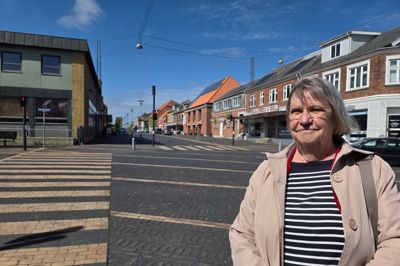 For en kort stund er Randi Quéré »hjemme« i Videbæk. Hun bor ellers i Bretagne i Frankrig, hvor hendes hjem er, og hvor hun synes, hun hører til. Hun har igen fået en tættere tilknytning til sin fødeby, Videbæk, da hun i 2019 var »hjemme« til guldkonfirmation. Og nu mødes hun med års mellemrum igen og igen med sin gamle klasse - eller i hvert fald dem, der kan være med, og det, synes hun, er så hyggeligt.