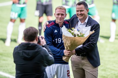 For et år siden fik Anders Klynge blomster af sportschef Jesper Stüker inden den sidste hjemmekamp mod Viborg. Dengang var der intet på spil for SIF, der var sikret syvendepladsen på forhånd. I forbindelse med den samme kamp blev der sagt farvel til Oliver Sonne, der var blevet solgt i vinterpausen.