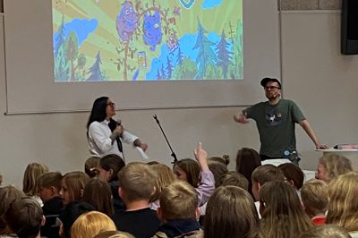 Kunstnerne Sofie Souid læste højt fra bøgerne, mens Thomas Hjorthaab tryllebandt salen med live-tegning på storskærm