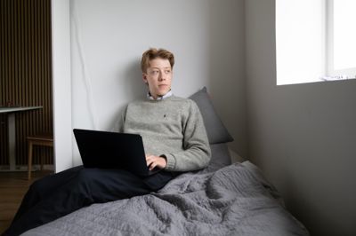 Wilhelm Ervill er skoleelev og har solgt et af sine Pokémon-kort for 10.500 kroner. Pengene har han investeret i aktier. - Jeg kunne se, at mit kort ikke længere steg i værdi. Så gav det mening at sælge det og købe aktier i stedet, siger Wilhelm Ervill, der daglig følger aktiekurserne på sin bærbare.