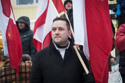 En angiveligt amerikansk mand har angiveligt tilbudt penge til flere personer i Nuuk, hvis de vil give en underskrift om, at Grønland kan blive amerikansk. Det er Grønlands regeringschef, Jens-Frederik Nielsen, utilfreds med.