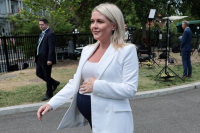 Karoline Leavitt gik på barsel, få dage inden hun fødte sin datter, Viviana.