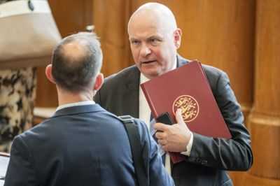 Formanden for Folketinget, Søren Gade (V), var forsvarsminister fra 2004 til 2010, mens den danske militære indsats i Afghanistan stod på.