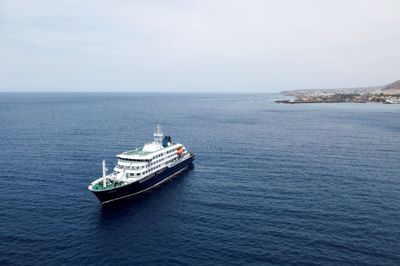 Krydstogtskibet MV »Hondius«, som de smittede alle har sejlet med, har aktuelt kurs mod De Kanariske Øer efter at have ligget for anker ved Kap Verde. Her ses det med drone 6. maj.