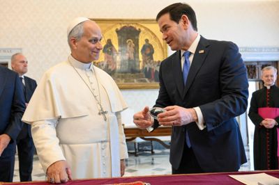 USA's udenrigsminister, Marco Rubio, skænker pave Leo en amerikansk fodbold i krystalglas under sit besøg i Vatikanet.
