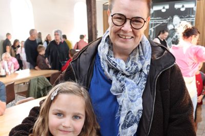 Otteårige Merle Esther Cacce havde sin mormor, Anita Jensen, med til forårskoncert i Remisen.