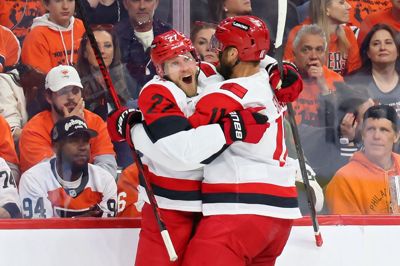 Nikolaj Ehlers jubler efter en ny scoring for Carolina Hurricanes. Det er anden kamp i træk, at Ehlers kommer på måltavlen i slutspillet for NHL-klubben.