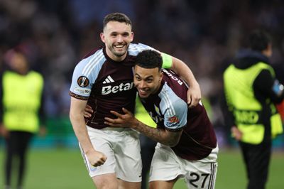 John McGinn og Morgan Rogers jubler over 4-0-sejren over Nottingham Forest.