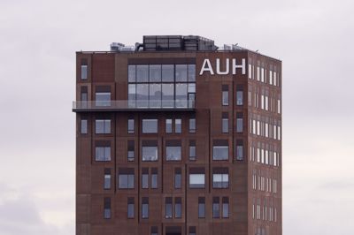 Alarmsystemerne på de psykiatriske afdelinger på Aarhus Universitetshospital gik tidligere på ugen ned efter en opdatering af overfaldstelefonerne. Telefonnedbruddet har også ramt Regionshospitalet Gødstrup, skriver DR.