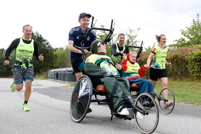 Bagerst fra venstre ses de tre frivillige fra Team Tvilling: Kim Jacobsen, Ramunas Klimavicius og Diana Borgreen. Ramunas Klimavicius løber med Dina, mens Mikkel Korsgaard Christensen løber med Dino.