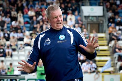 I forhold til den seneste kamp mod OB kan cheftræner Kent Nielsen glæde sig over, at Robin Østrøm er tilbage i det centrale forsvar efter karantæne. SIF må dog fortsat klare sig uden Younes Bakiz og Andreas Poulsen, hvilket efter alt at dømme giver genvalg til Sofus Berger og Simon Stüker i startopstillingen.