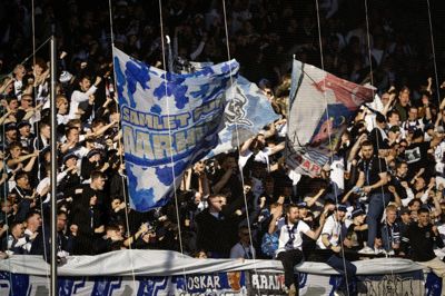 AGF har givet to tilskuere to års karantæne for racistiske tilråb mod FC Midtjylland-spillere under topkampen 26. april. FCM har ligeledes straffet en af sine tilskuere, og alle tre er nu blevet sigtet af politiet.