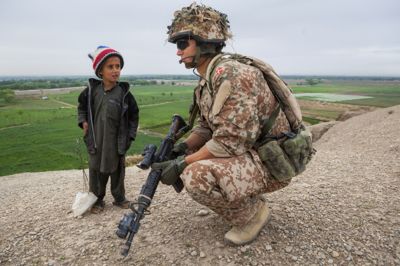 Omkring 12.000 danske soldater og civile var gennem årene udsendt til Afghanistan, hvor 44 danskere døde: 37 som følge af direkte kamphandlinger og syv som følge af sygdom, ulykker og andre årsager.