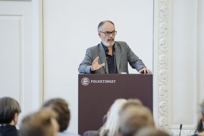 Direktør for Dansk Institut for Internationale Studier (Diis) Peter Kragelund var på talerstolen, da Diis præsenterede første del af en Afghanistan-udredning på Christiansborg i november 2024. Første del omhandlede, hvordan Taliban kunne genvinde magten i Afghanistan.