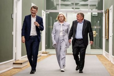 Moderaternes formand, Lars Løkke Rasmussen, sammen med Mona Juul (K) og Troels Lund Poulsen (V) torsdag, hvor de tre mødtes på Mona Juuls kontor på Christiansborg.