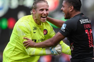 David Ousted (t.v.) jubler med Evander Ferreira efter at målmandsveteranen havde reddet det sidste og afgørende straffespark i pokalfinalen mod OB i 2022. Pokaltriumfen var samtidig Ousteds sidste kamp i karrieren.