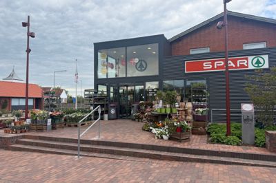 Det nye torv foran Spar-købmanden i Haderup understreger, at her er stedet hvor byen mødes.