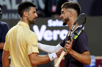 Novak Djokovic tabte sin første kamp i Rom. Det blev til nederlag i tre sæt til 20-årig kroat.
