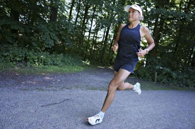 Camilla Pedersen skal løbe en rute på fem kilometer rundt om Odense Universitetshospital 20 gange på søndag.