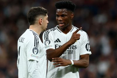 Aurélien Tchouaméni (til højre) er med i kamptruppen til søndagens El Clásico. Det er Federico Valverde omvendt ikke på grund af en hovedskade.
