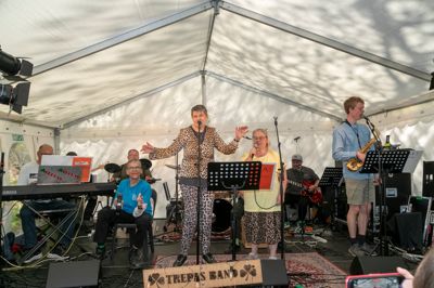 Kromand Gregers Laigaard fra Grønhøj Kro indledte festivalen med at synge og spille »Du er min øjesten«, og så blev scenen indtaget af Trepas Band, der består af brugere at et beskyttet beskæftigelsestilbud i Viborg, inden også Bamses Venner-kopien Hula Hula Band og grønlandske Kamik fulgte.