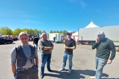 Misforståelser blev ryddet af vejen, da Møllegrillen og arrangøren af Forårsfesten i Herning endelig kunne mødes ansigt til ansigt. Fra venstre er det bestyrer af Møllegrillen Mona Møller Andersen, Michael Westenholtz, der driver den røde brandbil ved grillen under forårsfesten, direktør for Herning Tivolipark Martin Andersen og til højre Ulrich Linnet