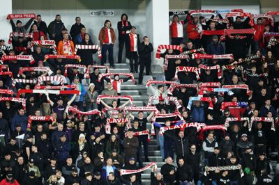Fans af Slavia Prag invaderede hjemmebanen før slutfløjt. Her ses en gruppe af klubbens fans i en Champions League-kamp mod Pafos.