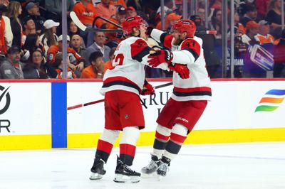 Nikolaj Ehlers skøjter hen for at omfavne Carolina Hurricanes matchvinder, Jackson Blake, efter at den 22-årige amerikaner har scoret sejrsmålet til 3-2 mod Philadelphia Flyers.