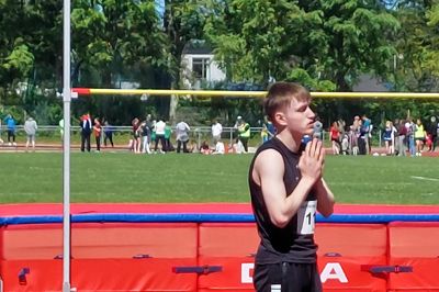 En koncentreret Lucas Benthin Smith under konkurrencerne i højdespring ved Herning Games lørdag. Talentet satte sig som mål at slå klubrekorden i Herning GF Atletik/Motion. Han manglede én centimeter.