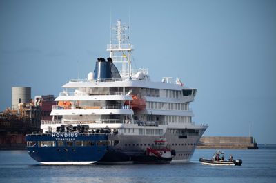 Søndag morgen er processen med at evakuere passagerer og besætningsmedlemmer fra krydstogtskibet MV »Hondius« begyndt.