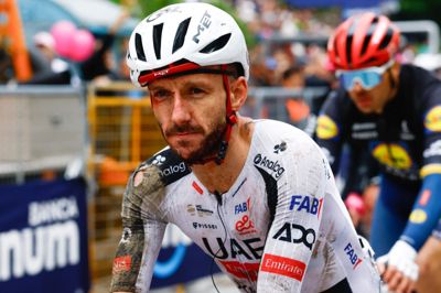 Efter styrtet, hvor Adam Yates røg i asfalten, besluttede løbsledelsen at neutralisere løbet, men efter cirka fem kilometer blev det givet frit igen.