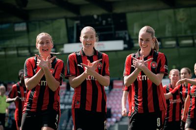FCM-kvinderne har haft mange mål at juble over i dette forår, men lørdag måtte de nøjes med en sejr uden at spille. Her er det Clara Hougaard Jepsen, Therese Vestermark og Mathilde Kaihøj, som fejrer en scoring mod FC København i slutningen af april.
