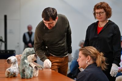 Med beskyttende handsker og nysgerrige blikke nærstuderede censorerne David Ramirez Gomez, Laila Svensgaard og Margrethe Mølgaard (knælende) 250 indsendte bidrag i en daglang proces for at lade 71 værker slippe igennem til den kommende lørdag.