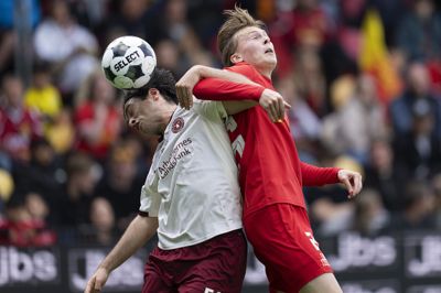 FC Midtjyllands Aral Simsir blev holdt i meget kort snor i Farum. Her er det FCN-backen Juho Lähteenmäki, der har godt fat i den vævre kantspiller.