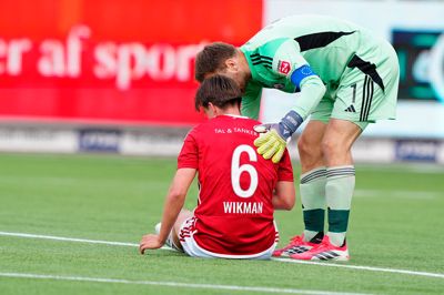 Adam Wikman udgik med en skade i første halvleg, da SIF tabte sæsonens sidste hjemmekamp.