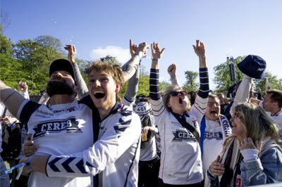AGF-fans jubler til storskærmsarrangement i Tivoli Friheden i Aarhus efter holdets anden scoring mod Brøndby.