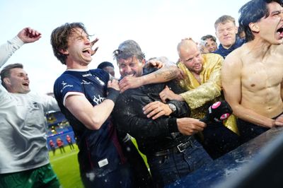 AGF-spillerne fejrede mesterskabet på Brøndby Stadion ved at overraske træner Jakob Poulsen under et tv-interview.