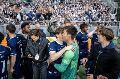 Keeper Jesper Hansen fejrer DM-guld med AGF-holdkammeraterne foran klubbens fans.