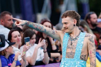 Norges Eurovision-show er ifølge arrangørerne »for sexet« og har fået en advarsel. Ogsp Israel har fået en advarsel. Det skyldes, at Israels Eurovision-deltager, Noan Bettan, har opfordre fans til at sende alle stemmer til ham.