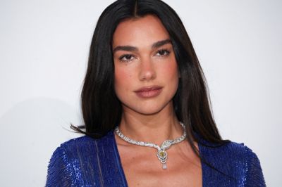 Den britiske sanger Dua Lipa kræver 15 millioner dollar fra Samsung Electronics, fordi techgiganten har brugt et billede af hende i sin markedsføring.