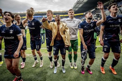 AGF-spillerne fejrer DM-guldet på Brøndby Stadion. Nu sigter klubben efter europæisk gruppespil.