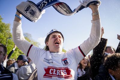 AGF-fan i jubel under et storskærmsarrangement i Tivoli Friheden i Aarhus søndag, hvor fodboldklubben blev dansk mester.