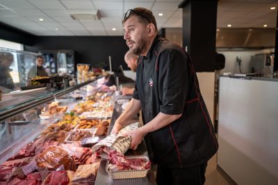 Slagtermester Martin Hall Mortensen fra Stoholm Slagter i Viborg betegner det som en kæmpe anerkendelse at blive nomineret til Byens Bedste efter en stor indsats af medarbejderne, der har knoklet og sørget for en flyvende start på den nye adresse.