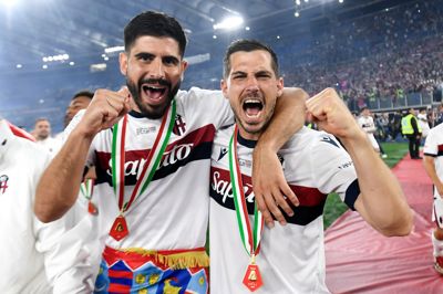 Martin Erlic (t.v.) knytter sejrsnæven sammen med schweiziske Remo Freuler efter sidste års italienske pokalfinale, hvor Erlic og Bologna slog AC Milan med 1-0 foran 68.500 tilskuere i Rom.