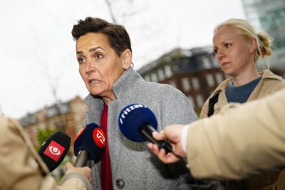 Pia Olsen Dyhr (SF) så ikke en regering med Venstre for sig, men ankom alligevel til forhandlinger mandag kort før klokken 10.